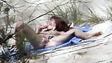 Une beauté rousse se gode la chatte sur la plage de sable snapshot 15