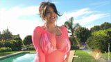 Antonella kahllo muestra sus grandes tetas en top de rejilla rosa snapshot 1