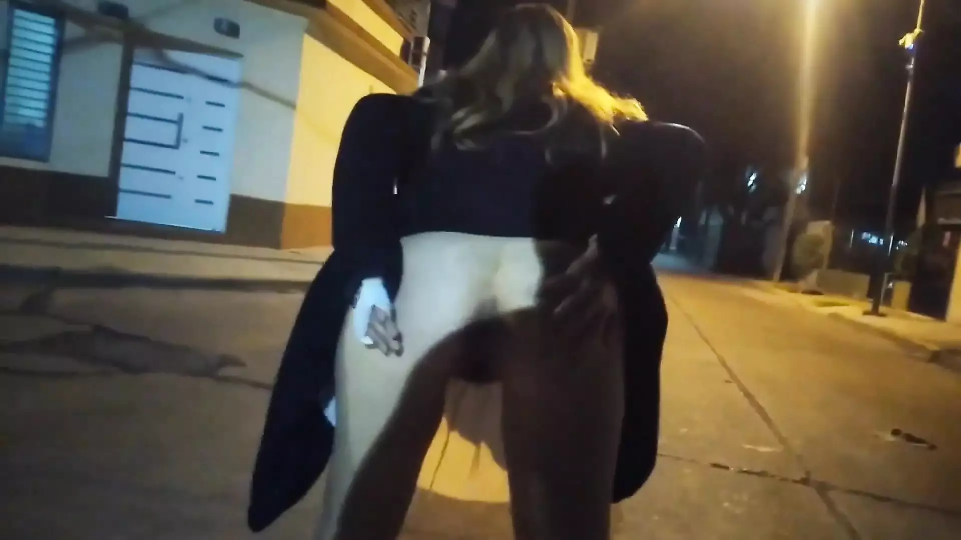 Blankziehender kurzer rock ohne höschen zeigt muschi und bekommt sex vor sc...