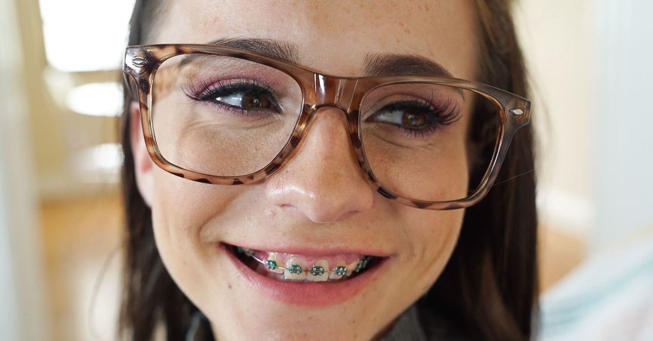 Zierliches Teen mit Zahnspange vom Bruder einer Freundin bis zum Orgasmus gefickt