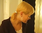 Lucie's eerste casting van een tiener die haar blonde poesje masturbeert snapshot 2