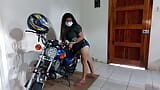 Checking the motorcycle that did not start, the repairman arrived to help him start it! then the best thing happened!! sex sex snapshot 1