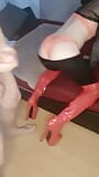 Sissy fuck toy dans des bottes rouges snapshot 6