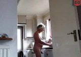 Nonno nudo in cucina snapshot 2