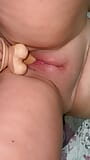Ehefrau nimmt sperma auf ihr gesicht und einen dildo in den arsch, während ihr ehemann zuschaut snapshot 3