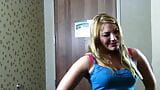 Grande alemana de ébano y caliente rubia adolescente jugando con juguetes sexuales snapshot 2