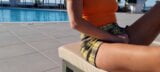 Heiße riskante Teenie-Show und Muschi-Masturbation am Pool snapshot 9