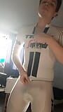 Carino twink si veste con la sua tuta da ciclismo bianca attillata snapshot 8