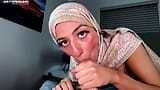 Hijabi Aaliyah își arată lenjeria și are parte de o ejaculare facială masivă snapshot 10