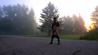 Nestydatá sexy twinka se chlubí velkým čůrákem a těsným zadkem uprostřed silnice snapshot 6