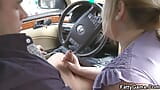 Пухлая блондинка делает минет в машине перед трахом с толстой киской snapshot 8