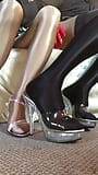 Sensuale provocazione, primo piano, gambe e piedi in collant lucidi e tacchi alti. snapshot 5