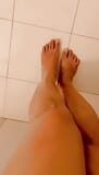 Si diverte con la crema e con il rasatura delle gambe snapshot 1