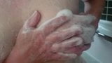 wanita gemuk mencuci payudara besar alami snapshot 16
