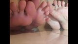 Dina et fofi bougent les pieds snapshot 10