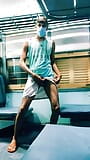 Sexe en train, un garçon gay adolescent nu se branle en solo avec éjaculation snapshot 2