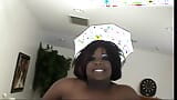 Femei mari și frumoase negre drăguțe vorbesc cu camera din culise snapshot 8