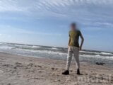 Twink polaco caliente con polla enorme se corre en la playa snapshot 1