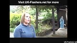 Британская бомба Ashley Riders светит и лижет киску для uk-flashers snapshot 15