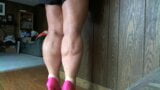 Jambes lourdes, gros mollets en talons roses snapshot 3