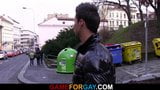 Gorąco wyglądający homoseksualista odbiera i uwodzi turystę w Pradze snapshot 3