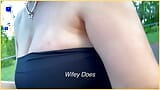 Wifey ukazuje svá perfektní prsa při jízdě na motorce snapshot 3