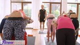 Fitnessrooms sessão de ioga em grupo termina com uma creampie suada snapshot 8