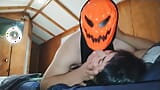 Er hat meine heiße Stiefmutter brutal gefickt, sie wusste nicht einmal, dass ihr Stiefsohn sie fickte, weil er die Halloween-Maske trug. snapshot 12