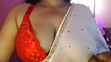 Desi sexy pressent Sari et son soutien-gorge. snapshot 5