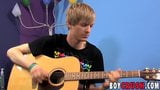 Twink liam summers deixa guitarra para se masturbar e gozar snapshot 5