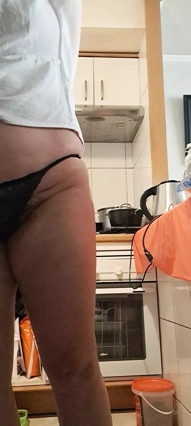 matrigna in cucina, puliscendo la sporca