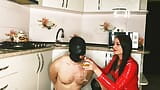 Pisser. Dominatrix Nika pisse dans un verre et donne son jus à un esclave au ralenti pour qu'il profite de chaque goutte. snapshot 12