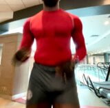 Courir un commando à la salle de sport dans un short en lycra sexy snapshot 2