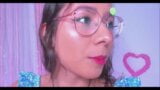Latina leckt ihre Nylonfüße in hellbrauner Strumpfhose snapshot 2