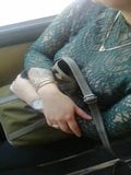 Les seins d'une femme mature dans un bus snapshot 9