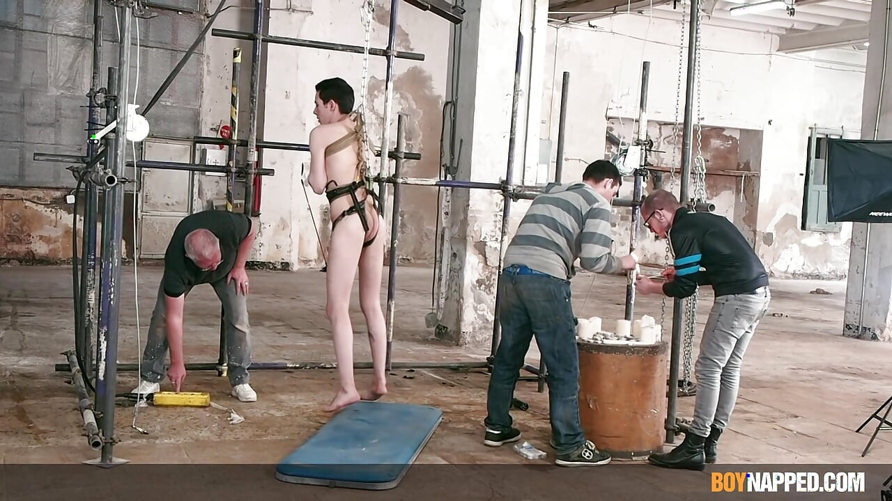 복종하는 트윈크 테일러 메이슨은 수치심으로 마지막 플레이를 가져옵니다.