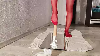 Милая К0шечка Прыгает на Вибраторе в Молоке, Сосет и С ...