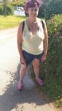 Une femme mature sans soutien-gorge libère de la pisse dans un parc public snapshot 3
