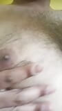 ¿Quieres chupar mis grandes tetas masculinas y jugosos pezones? Jugar con mis manboobes peludos snapshot 3