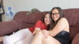 İki şişman kız arkadaş vücutlarını kamerada gösteriyor snapshot 12