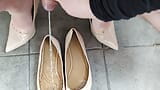 In Schuhe pissen und dann hinein gehen snapshot 6