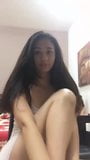 Wunderschönes junges thailändisches Mädchen im Nachthemd vor ihrer Webcam snapshot 3