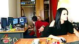 Die französische Schauspielerin Lana Fever wird von Max Casanovas großem Schwanz auf der Couch hart gefickt snapshot 2