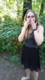 Sletterig meisje toont kont en poesje in het bos. Russische vuile praat snapshot 4