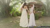 Brazzers - 对于一个白人 lez 婚礼 dolly litt 来说，这是美好的一天 snapshot 3