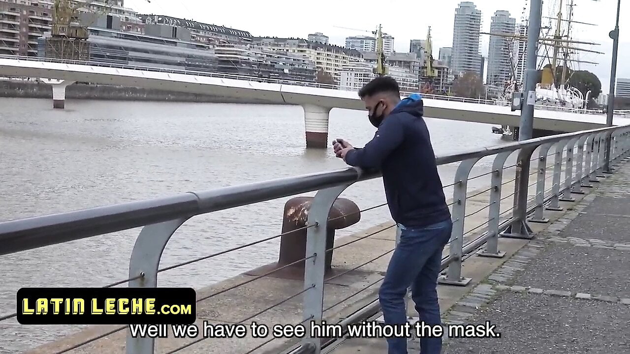 饥渴的运动拉丁裔轮流并互相殴打