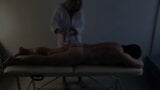 Une masseuse expérimentée donne un massage relaxant à l'huile avec une fin heureuse snapshot 1