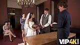 VIP4K. Pár po svatebním obřadu začne šukat před hosty snapshot 7