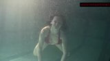 Anna Siskina ragazza calda con grandi tette in piscina snapshot 2