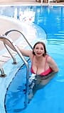 Mariaold, MILF sexy aux seins naturels énormes, prend une douche après avoir nage dans la piscine snapshot 8